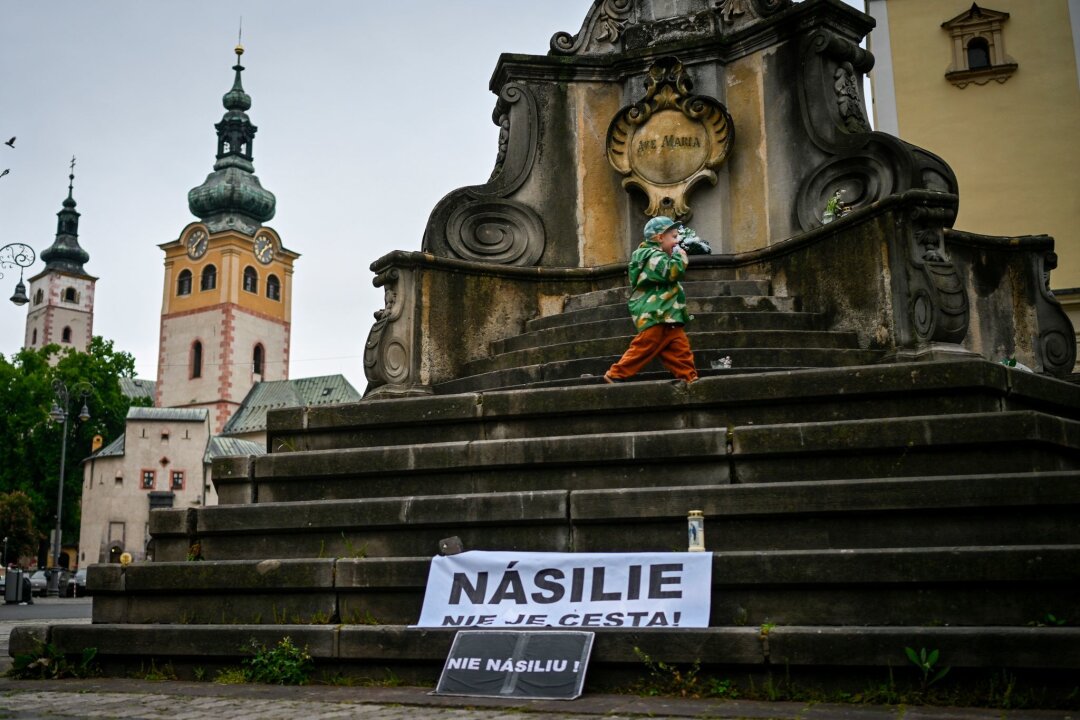 Morddrohungen gegen slowakische Politiker nach Fico-Attentat - "Gewalt ist kein Weg" steht auf einem Schild: Als ein Bewaffneter diese Woche den slowakischen Premierminister Robert Fico anschoss, ging ein Schock durch das mitteleuropäische Land.