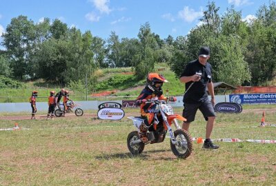 Motocross-Förderung in Lugau: Verein erhält Unterstützung der ADAC MX Academy - Die siebenjährige Mia Keim aus Großpösna (li.) hat am Schnuppertraining teilgenommen. Foto: Ralf Wendland