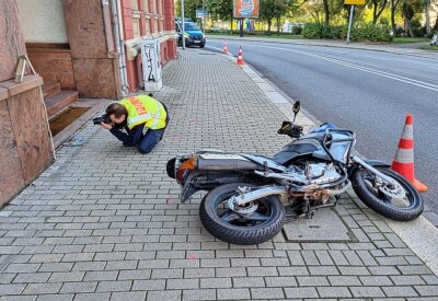 Motorrad fährt in Hauseingang: Ein Schwerverletzter in Chemnitz - Ein Motorradfahrer kam von der Straße ab. Foto: Harry Härtel/haertelpress