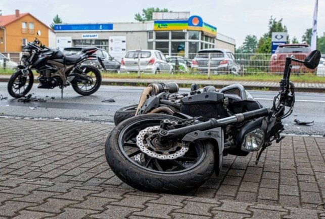 Motorrad-Fahrstunde endet in schwerem Unfall: Zwei Verletzte - Eine Motorrad-Fahrstunde in Zittau endet in einem schweren Unfall. Foto: xcitepress