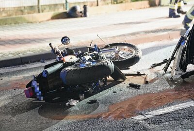 Motorrad kollidiert mit PKW: Zwei Verletzte - Am Freitagabend kam es auf der Hauptstraße in Rodewitz/ Spree zu einem Unfall zwischen einem Motorrad und einem PKW. Foto: Lausitznews.de/ Jens Kaczmarek