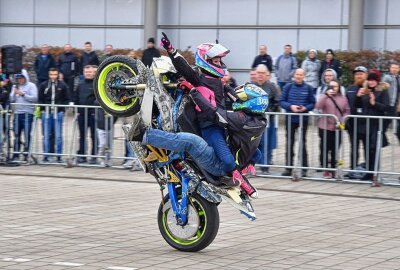 Motorrad Messe Leipzig: Der Neustart ist gelungen - Stuntshow mit Dennis Jansen im Außengelände. Foto: Thorsten Horn