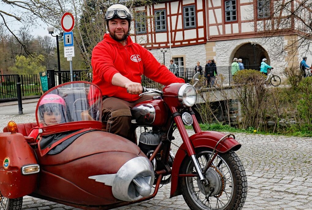 Motorrad-Nostalgie in Rodewisch - Nostalgisches Feeling vor den Kulissen der Schloss-Insel. Foto: Thomas Voigt