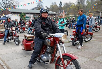 Motorrad-Nostalgie in Rodewisch - Dieser Jawa-Fan rollte mit Anhänger über den Platz. Foto: Thomas Voigt