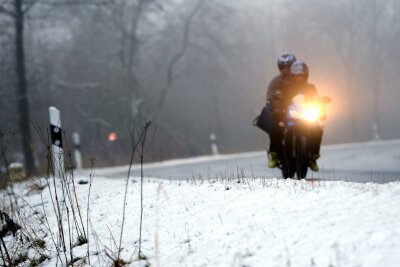 Motorrad und Roller: So halten Sie im Winter warm - Unterwegs bei Eis und Schnee: Biker sollten auch Nacken und Hals gut schützen, damit die kalte Zugluft weder in den Helm noch in die Jacke strömen kann.