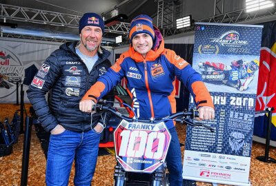 Motorrad-Weltmeister kam beim Ice Race nicht zum Zug - Sitzprobe auf Franz Zorns (li.) Eisspeedway-Bike. Foto: Thorsten Horn