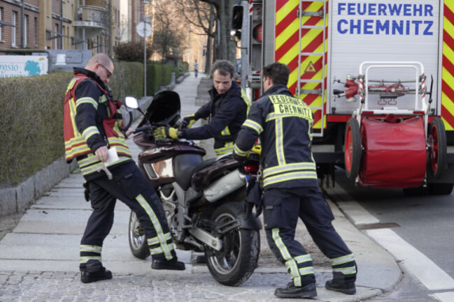 Motorradfahrer bei Unfall in Schlosschemnitz schwer verletzt - Der Kradfahrer wurde schwer verletzt. 