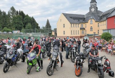 Motorradfahrer-Gottesdienst auf dem Schulhof in Zschorlau - Auf dem Schulhof der Oberschule Zschorlau hat ein Motorradfahrer-Gottesdienst stattgefunden. Foto: Ralf Wendland