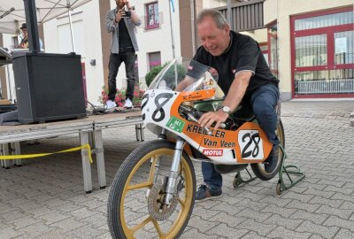 Motorradfahrer-Gottesdienst auf dem Schulhof in Zschorlau - Beim Einläuten des Motorradfahrer-Gottesdienst hat Rainer Pommer auch seine Kreidler-Rennmaschine angelassen. Foto: Ralf Wendland