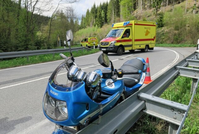 Motorradfahrer in Eibenstock schwer verletzt - In der Rechtskurve stürzte der Motorradfahrer und verletzte sich schwer. Foto: Niko Mutschmann