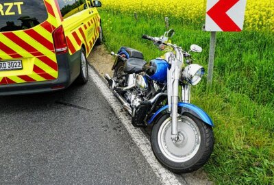 Motorradfahrer nach Crash mit PKW schwer verletzt - Der Motorradfahrer wurde durch den Rettungsdienst erstversorgt und anschließend schwer verletzt in ein Krankenhaus gebracht. Foto: LausitzNews.de/Tim Kiehle