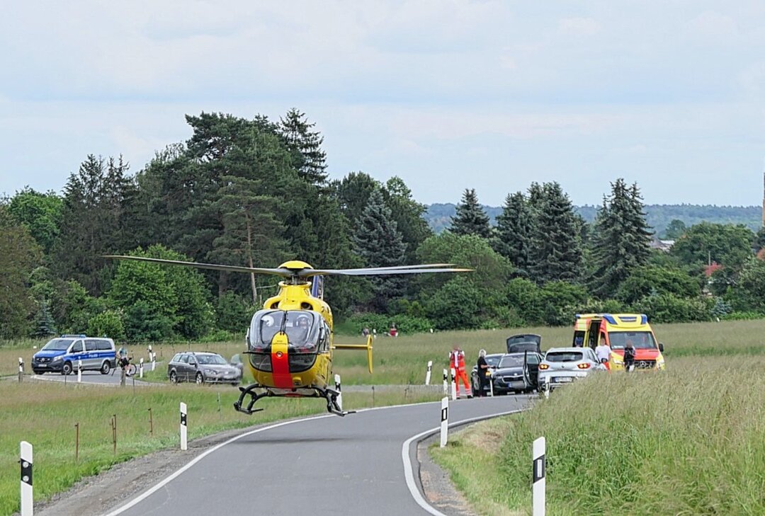 Motorradfahrer nach Unfall mit Hubschrauber in Klinik eingeflogen - Die Straße war zeitweise voll gesperrt. Foto: Sören Müller