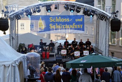 Motorradtreffen bereichert Zschopauer Schloss- und Schützenfest - Auf der Bühne wird bis Sonntagabend für viele musikalische und tänzerische Einlagen gesorgt. Foto: Andreas Bauer