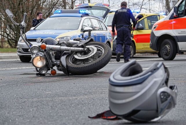 Motorradunfall auf B101: Fahrer im Krankenhaus - Am Dienstag kam es gegen 12.50 Uhr auf der B 101 in Katzenberg zu einem Verkehrsunfall. Foto: Roland Halkasch