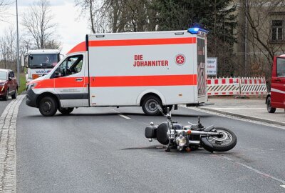 Motorradunfall auf B101: Fahrer im Krankenhaus - Am Dienstag kam es gegen 12.50 Uhr auf der B 101 in Katzenberg zu einem Verkehrsunfall. Foto: Roland Halkasch