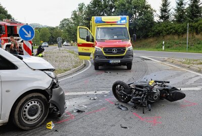 Motorradunfall in Zwönitz: Biker lebensgefährlich verletzt - Eine Person wird bei einem Motorradunfall in Zwönitz schwer verletzt. Foto: Niko Mutschmann