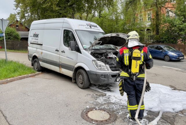 Motorraum in Flammen: Transporter brennt in Grünhain-Beierfeld - In Grünhain-Beierfeld brannte der Motorraum eines Transporters. Foto: Daniel Unger