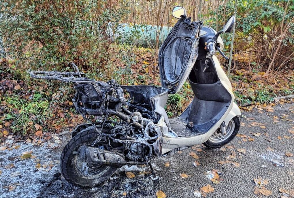 Motorroller fängt auf der Augustusburger Straße Feuer! - Ein Moped brannte auf der Augustusburger Straße. Foto: Harry Härtel