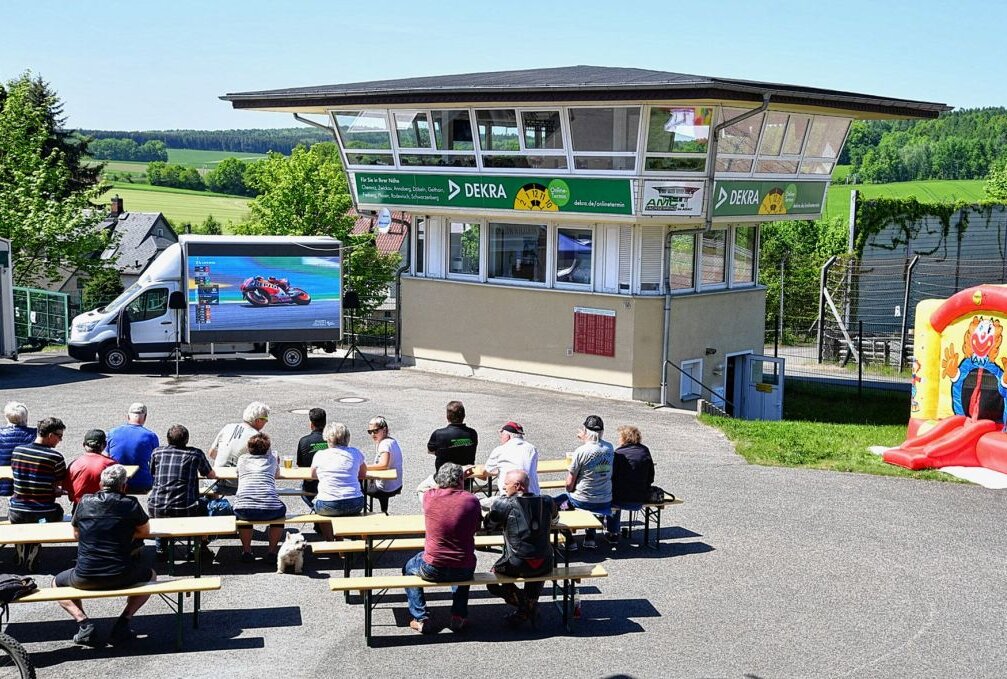 Public Viewing beim Frühlingsfest des AMC Sachsenring. Foto: Thorsten Horn