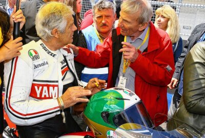 Motorsportlegende Rolf Uhlig verstorben - Rolf Uhlig im Austausch mit Giacomo Agostini, als der Italiener am Sachsenring seinen 75. Geburtstag feierte. Foto: Thomas Fritzsch/Photo ERZ