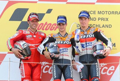 Motorsportler Loris Capirossi ist 50 - Siegerehrung MotoGP Sachsenring 2007 - Loris Capirossi als Zweiter (li.) neben Dani Pedrosa (Mitte) und Nicky Hayden (re.). Foto: Thorsten Horn