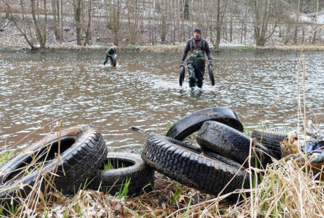 Am Ende waren es insgesamt 25 Reifen, die nahe des Stülpnerbrunnens gefunden wurden. Foto: Andreas Bauer