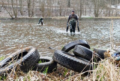 Mountainbiker entdecken "Reifenlager" in der Zschopau - Am Ende waren es insgesamt 25 Reifen, die nahe des Stülpnerbrunnens gefunden wurden. Foto: Andreas Bauer