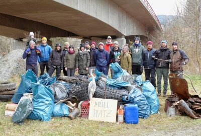 Mountainbiker entdecken "Reifenlager" in der Zschopau - Insgesamt beteiligten sich rund 30 Helfer an der Aktion und brachten den Müll zunächst an einen Sammelpunkt in Zschopau. Foto: Andreas Bauer