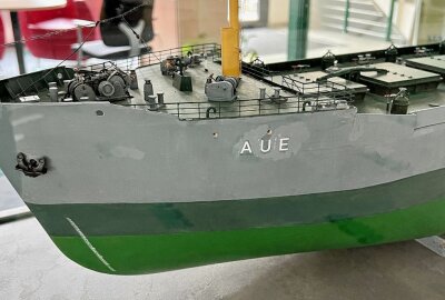 "MS Aue" liegt im Heimathafen vor Anker - Axel Dietz hat das Modellschiff "MS Aue" detailgetreu im Maßstab 1:100 gebaut. Foto: Ralf Wendland
