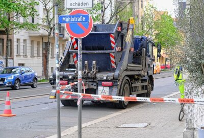 Müll-LKW erfasst Radfahrerin in Leipzig - Ein Müll-LKW erfasst eine Radfahrerin. Foto: Christian Grube