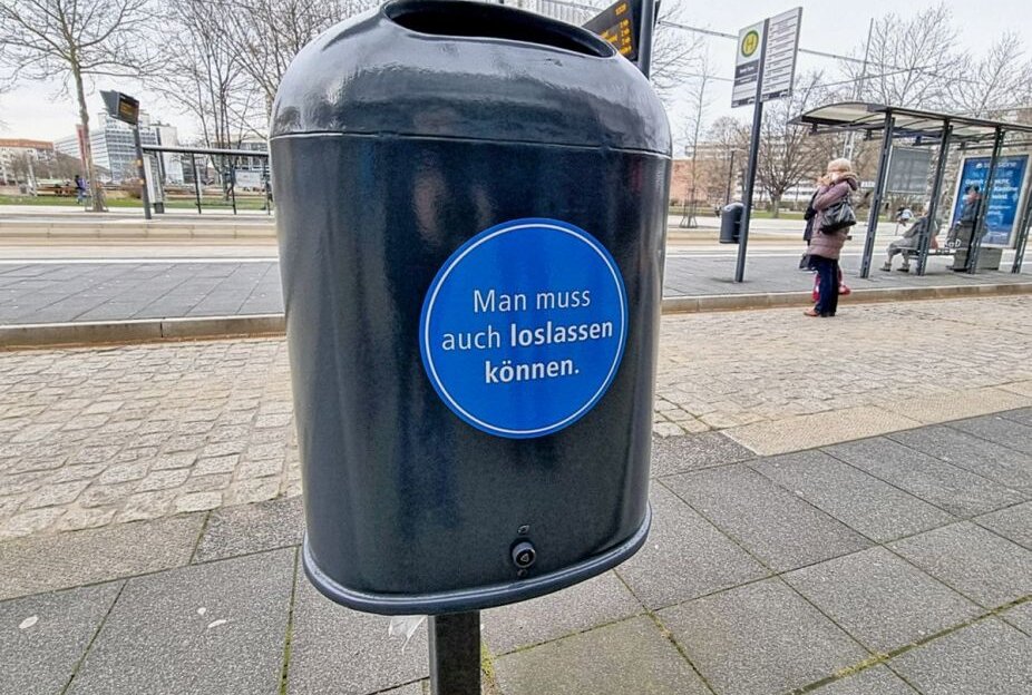 Lustige Sprüche kleben auf Chemnitzer Mülleimern. Foto: Harry Härtel