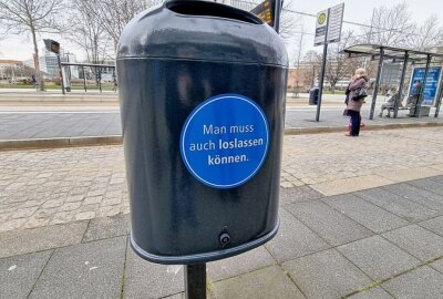 Mülleimer in Chemnitz sorgen für Unterhaltung - Lustige Sprüche kleben auf Chemnitzer Mülleimern. Foto: Harry Härtel