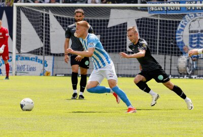 Müllers Flugkopfball rettet CFC gegen Erfurt einen Punkt - Jannick Wolter am Ball. Foto: Harry Härtel