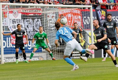 Müllers Flugkopfball rettet CFC gegen Erfurt einen Punkt - Jan Koch mit dem Ball. Foto: Harry Härtel
