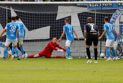 Müllers Flugkopfball rettet CFC gegen Erfurt einen Punkt - Romario Hajrulla traf doppelt für die Gäste aus Thüringen. Foto: Harry Härtel