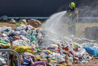 Müllfahrzeug in Niedermülsen steht in Flammen - Am Dienstag stand ein Müllfahrzeug in Niedermülsen gegen 9.30 Uhr in Flammen. Foto: Andreas Kretschel