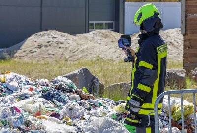 Müllfahrzeug in Niedermülsen steht in Flammen - Am Dienstag stand ein Müllfahrzeug in Niedermülsen gegen 9.30 Uhr in Flammen. Foto: Andreas Kretschel