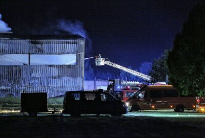 Müllsortieranlage steht bis zum Dach in Flammen - In Lampertswalde brennt Halle eines Entsorgungsunternehmen lichterloh. Foto: Roland Halkasch