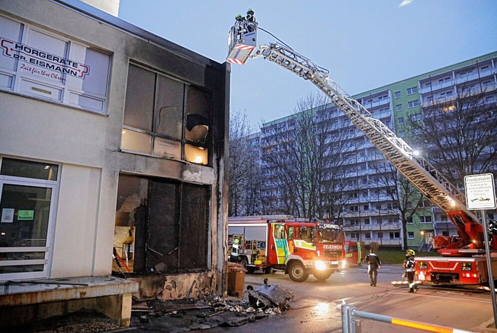 Mülltonnenfeuer greift auf Hausfassade über - Feuer auf der Straße Usti nad Labem in Chemnitz. Foto: Harry Härtel