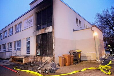 Mülltonnenfeuer greift auf Hausfassade über - Feuer auf der Straße Usti nad Labem in Chemnitz. Foto: Harry Härtel
