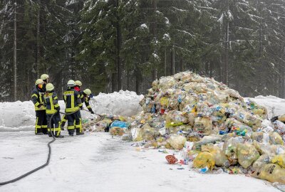Müllwagen brennt bei Sammeltour in Muldenberg - Der Müllwagen musste seine Ladung auf dem Parkplatz abwerfen Foto: B&S