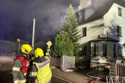 Mülsen: Dachstuhlbrand beschäftigt Feuerwehr die ganze Nacht - 