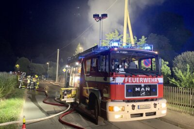 Mülsen: Dachstuhlbrand beschäftigt Feuerwehr die ganze Nacht - In der Vettermannstraße in Mülsen stand der Dachstuhl eines 1930 erbauten Hauses im Vollbrand.