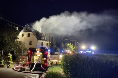 Mülsen: Dachstuhlbrand beschäftigt Feuerwehr die ganze Nacht - In der Vettermannstraße in Mülsen stand der Dachstuhl eines 1930 erbauten Hauses im Vollbrand.