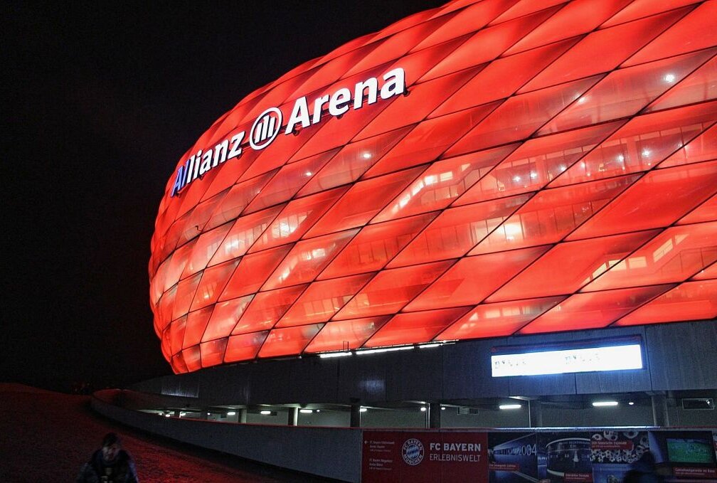Münchner Arena darf nicht in Regenbogen-Farben beleuchtet werden - Bei Heimspielen des FC Bayern leuchtet die Allianz-Arena rot. In Regenbogenfarben darf sie morgen Abend nicht erstrahlen. Foto: pixabay