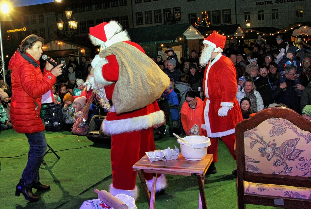 Muldestadt veranstaltet Weihnachtsmarkt am 2. Adventswochenende - Am Samstag erklingt ab 18 Uhr Livemusik von Evelyn Wetzel auf der Marktbühne. Foto: Andrea Funke