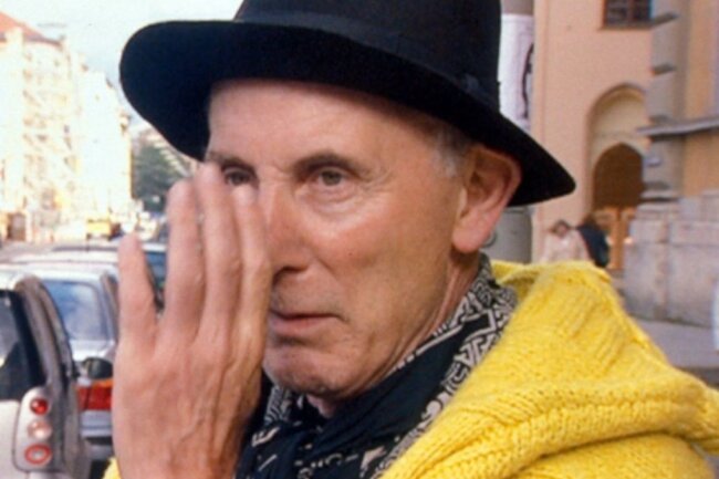 Herbert Achternbusch wurde 83 Jahre alt und verstarb in seiner Geburtststadt München (Bild aus dem Dokumentarfilm "Musen, Macht und Glamour - Die Welt der Maximilianstrasse" von Eckhart Schmidt).