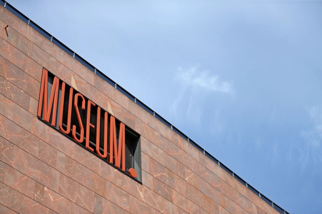 Museen suchen Strategien gegen politische Einflussnahme - Der Schriftzug "Museum" an einem Gebäude.