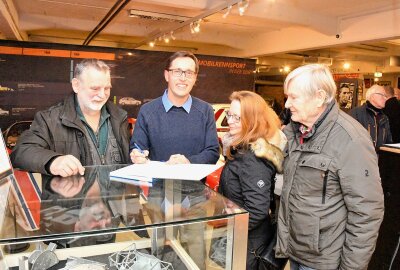 Museum in Chemnitz: Renn-Pappen standen im Mittelpunkt - Jens Conrad (2. V. l.) beim Bücher signieren. Foto: Thorsten Horn