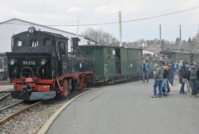 Museumsbahn Schönheide lädt zu Osterfahrten ein - Die Museumsbahn Schönheide, die bereits gestern unter Dampf stand, ist heute erneut unterwegs. Foto: Ralf Wendland